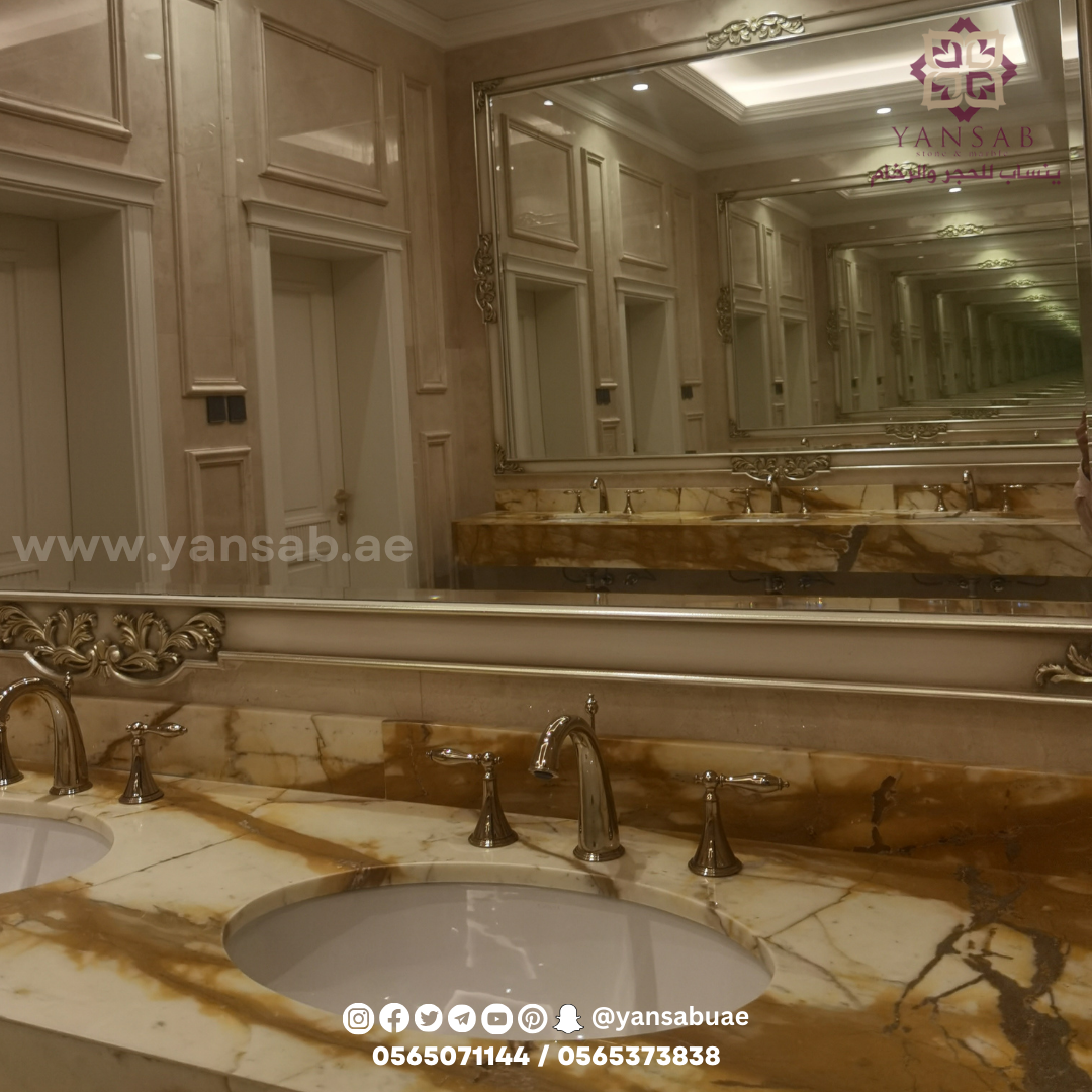 تصميم داخلي فاخر لحمام رخامي في فيلا العين